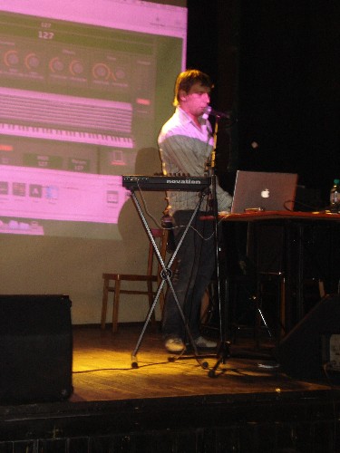 Андрей Дементьев - Использование компьютера в домашней студии и на сцене. 
APPLE для музыкантов. научиться играть и петь мастер-класс