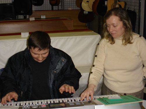 Светлана Соколова - Клавишные инструменты. Основы техники и ритмики. Игра на электронных синтезаторах. научиться играть и петь мастер-класс
