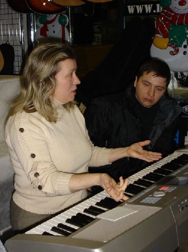 Светлана Соколова - Клавишные инструменты. Основы техники и ритмики. Игра на электронных синтезаторах. научиться играть и петь мастер-класс